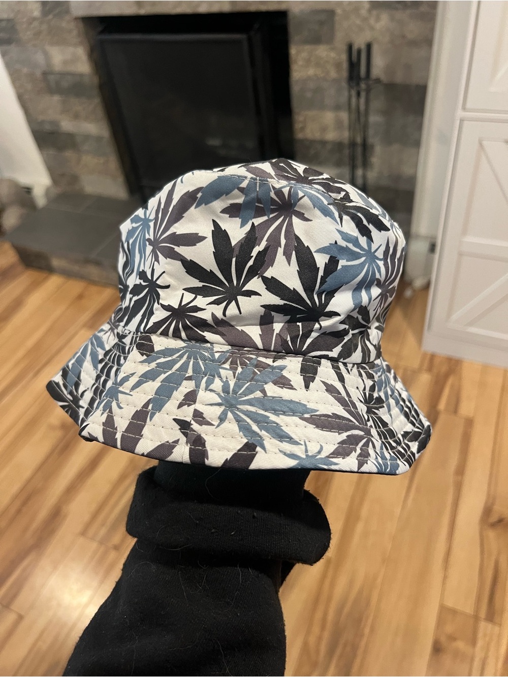 NWOT Leaf Print Bucket Hat in White and Navy